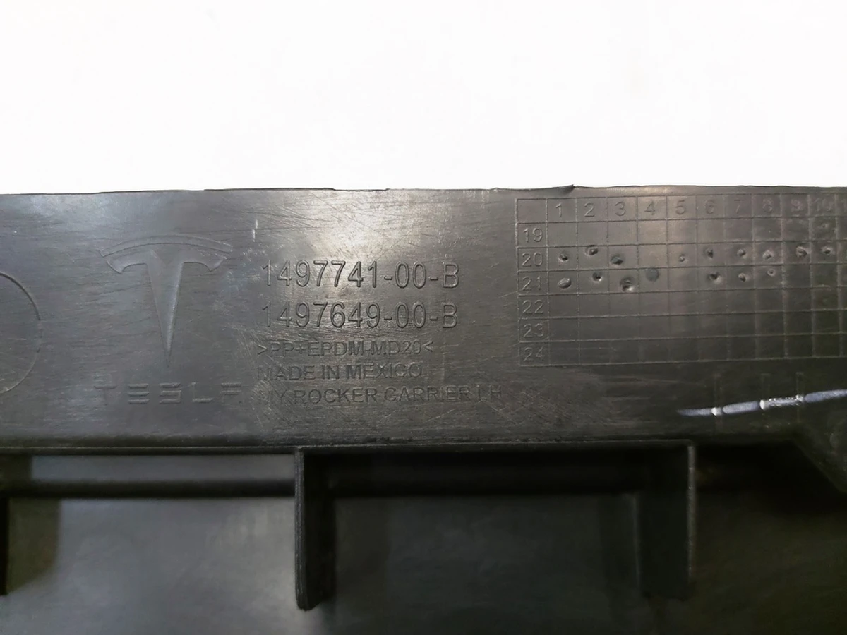 3 Кронштейн накладки порога левой рокерной панели (повреждение) Tesla model Y 1497741-00-B
