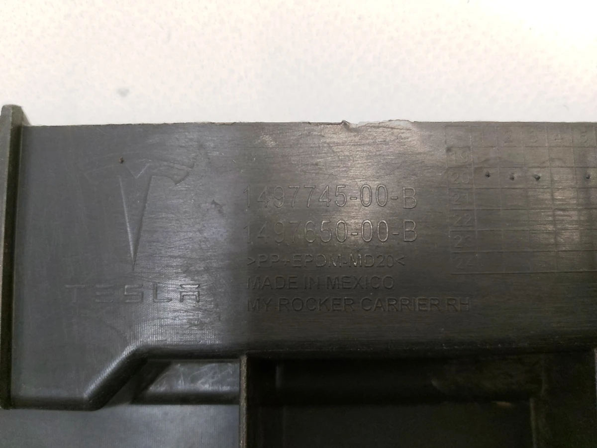 4 Кронштейн накладки порога правой рокерной панели Tesla model Y 1497745-00-B