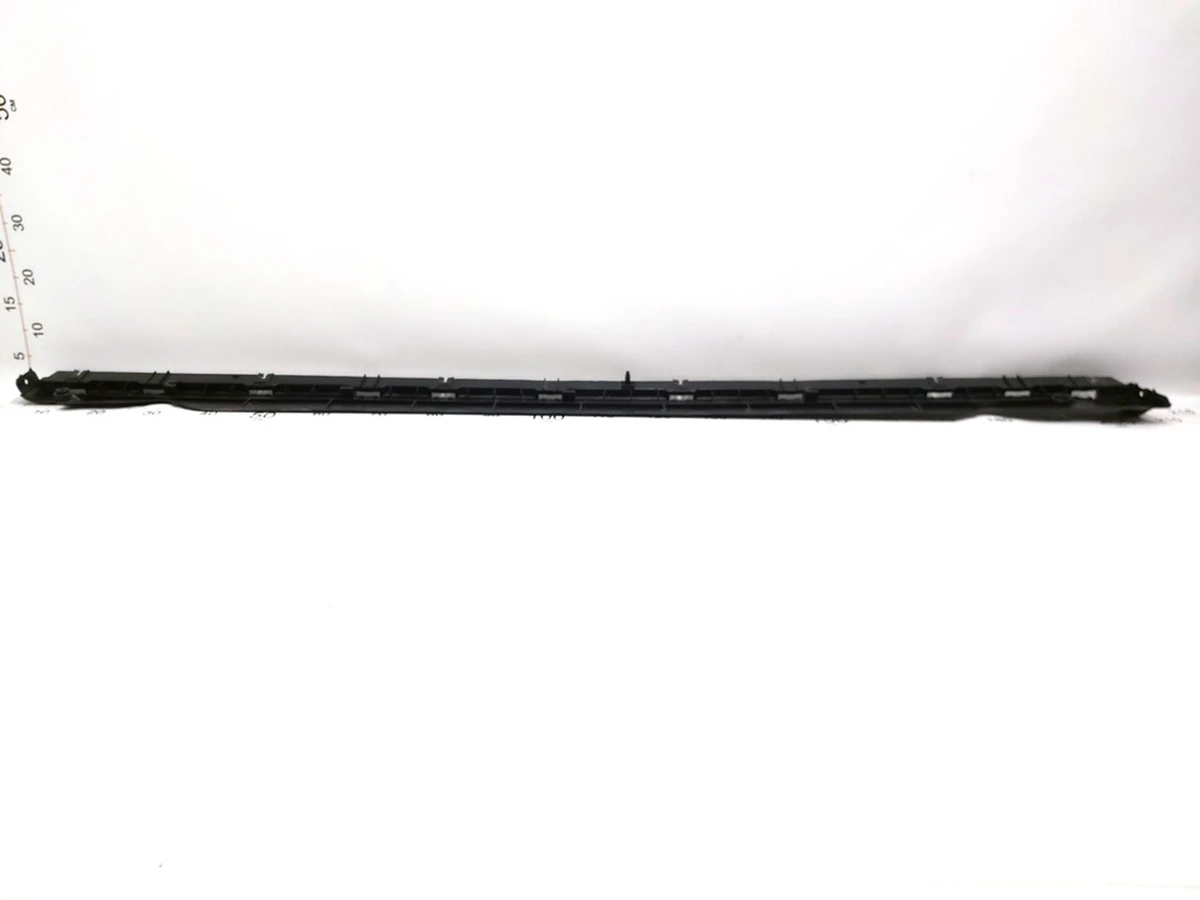 4 Кронштейн накладки порога правой рокерной панели Tesla model Y 1497745-00-B