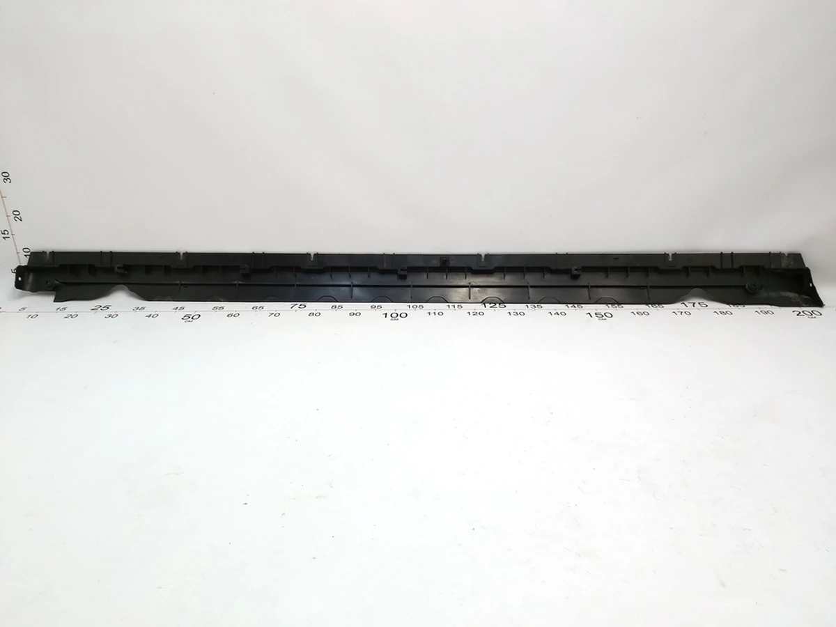 4 Кронштейн накладки порога правой рокерной панели Tesla model Y 1497745-00-B