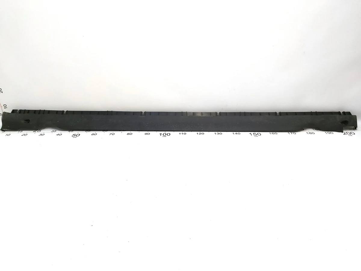 4 Кронштейн накладки порога правой рокерной панели Tesla model Y 1497745-00-B