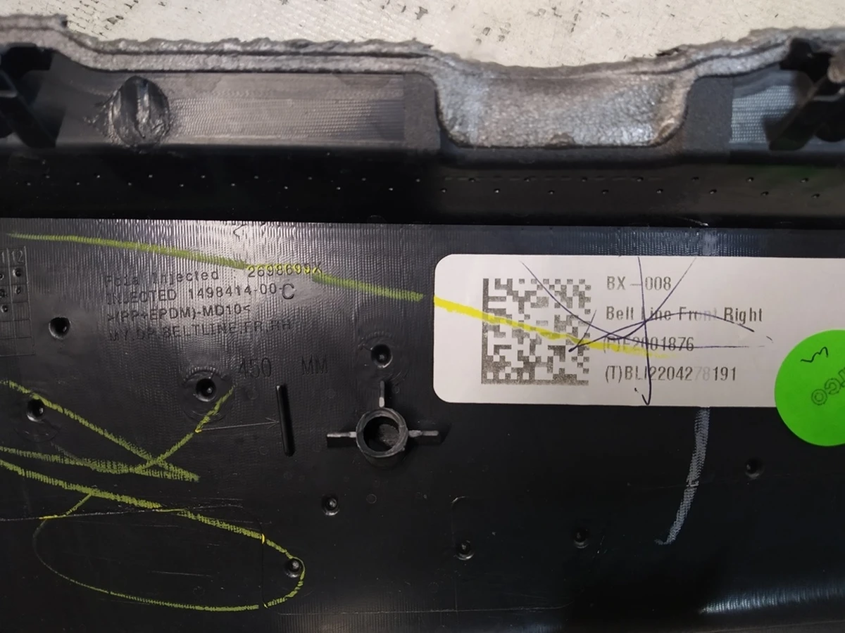 11 Накладка внутренняя верхняя карты двери передней правой PREM BLACK с повреждением Tesla model Y 1497295-91-D