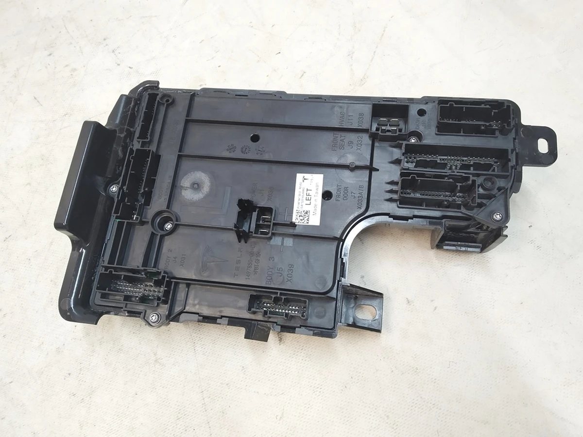 2 Боди контроллер левой стороны PREM REV02 Tesla model Y 1497847-02-D