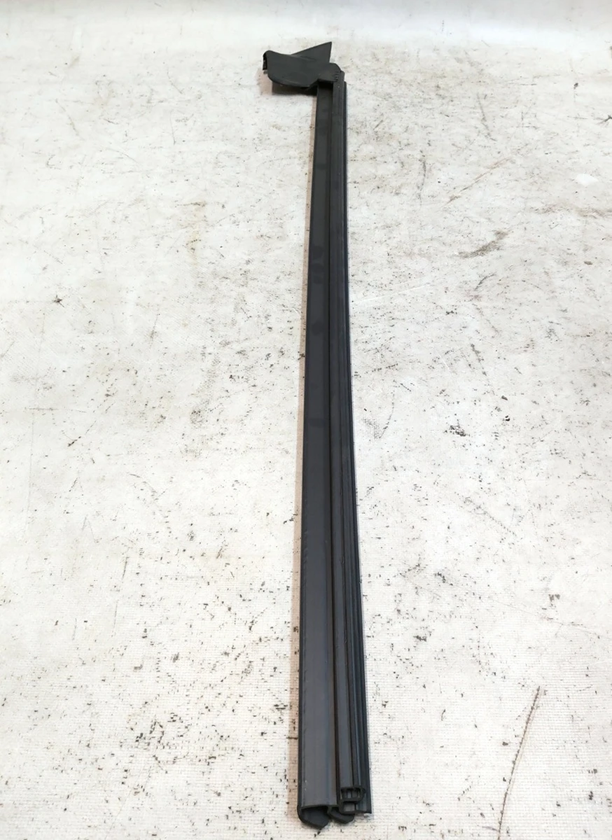 1 Ущільнювач скла внутрішній дверей передніх лівих Tesla Model Y 1516942-00-A