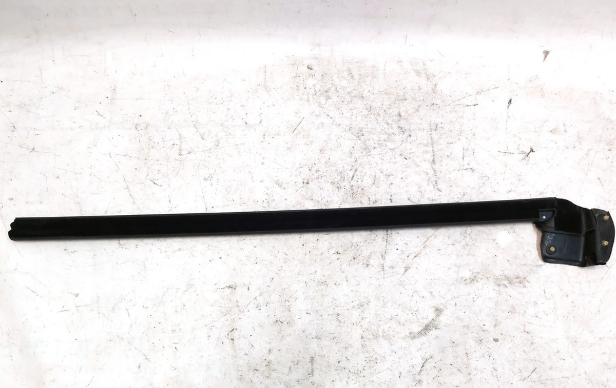 1 Ущільнювач скла внутрішній дверей передніх лівих Tesla Model Y 1516942-00-A