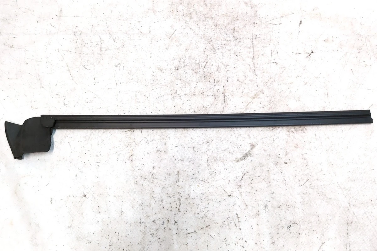 1 Ущільнювач скла внутрішній дверей передніх лівих Tesla Model Y 1516942-00-A