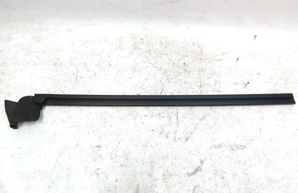 1 Ущільнювач скла внутрішній дверей передніх лівих Tesla Model Y 1516942-00-A