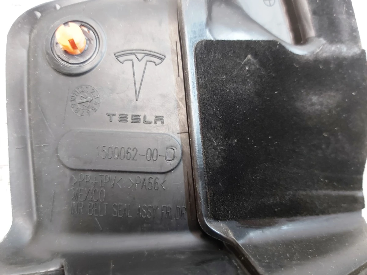 1 Ущільнювач скла внутрішній дверей передніх лівих Tesla Model Y 1516942-00-A