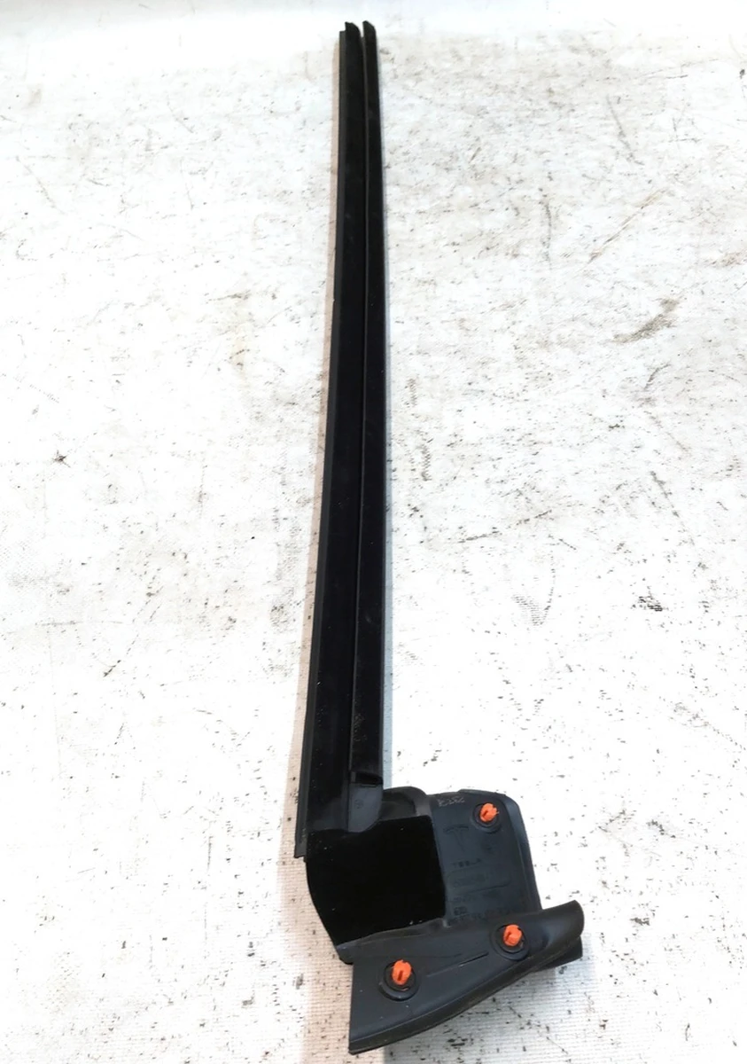 1 Уплотнитель стекла внутренний двери передней правой Tesla model Y 1516943-00-A