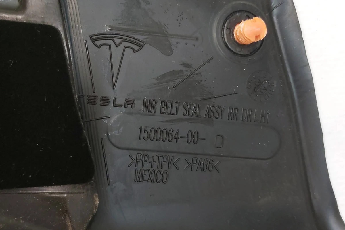 1 Уплотнитель стекла внутренний двери задней левой Tesla model Y 1500064-00-E
