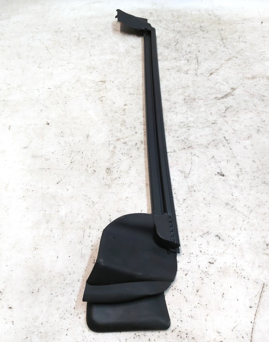 1 Ущільнювач скла внутрішній дверей задніх правих Tesla model Y 1500065-00-E