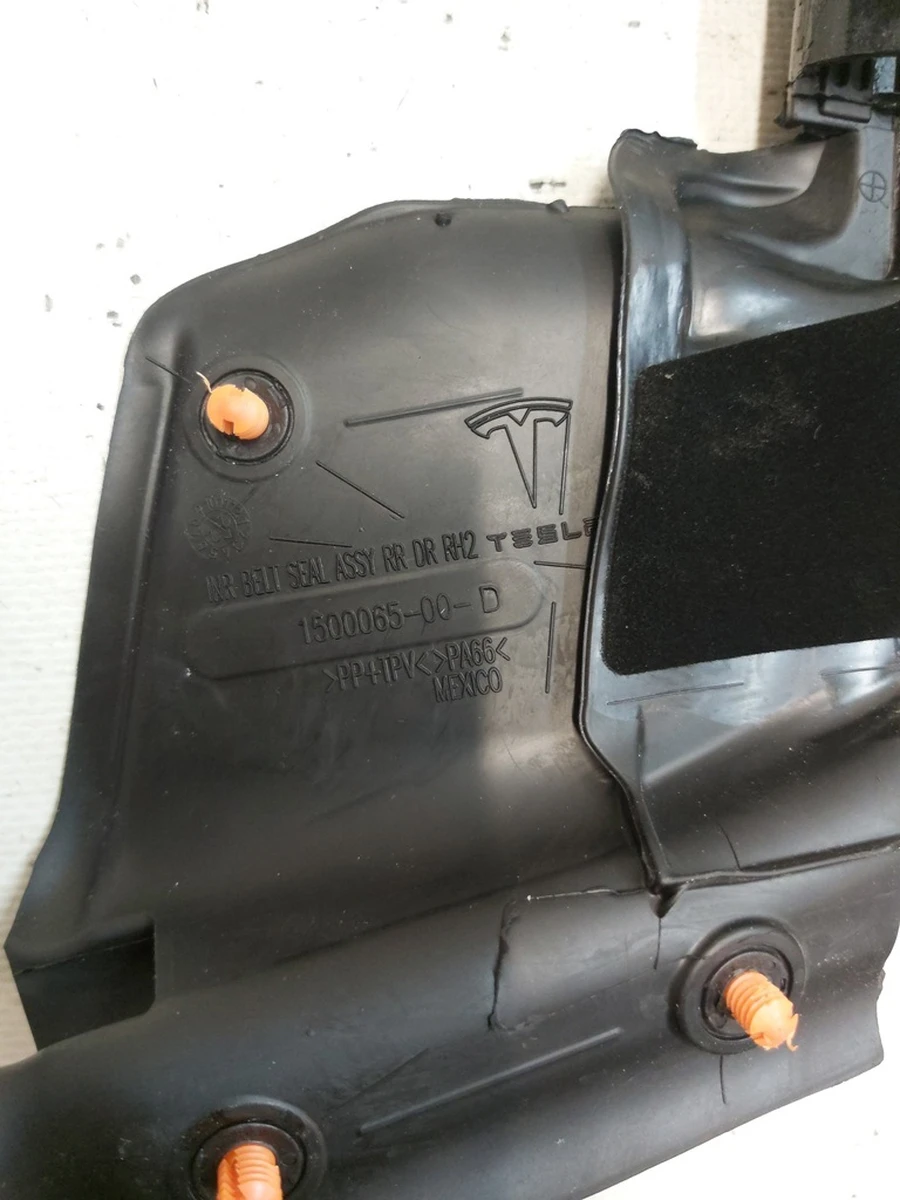 1 Ущільнювач скла внутрішній дверей задніх правих Tesla model Y 1500065-00-E