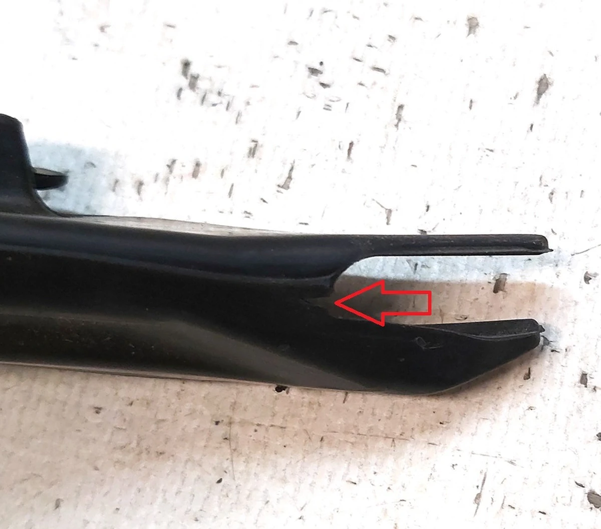 1 Ущільнювач кватирки дверцят передньої лівої з пошкодженням Tesla model Y 1500066-00-С