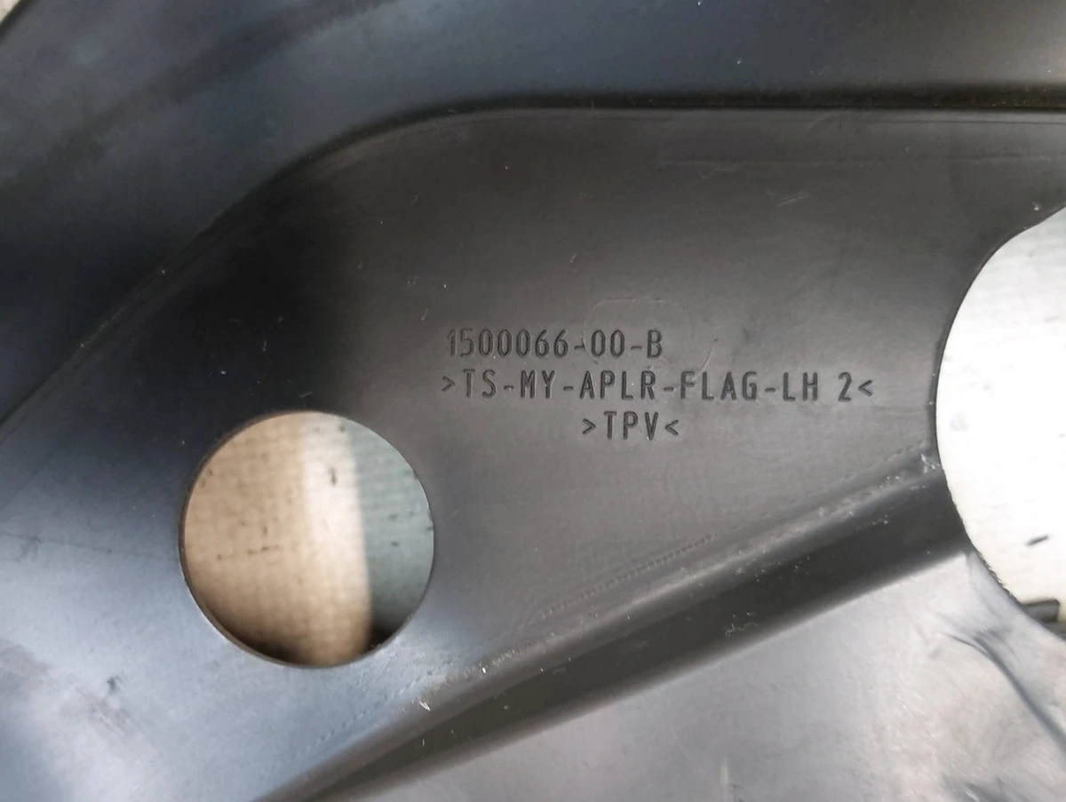 1 Ущільнювач кватирки дверцят передньої лівої з пошкодженням Tesla model Y 1500066-00-С