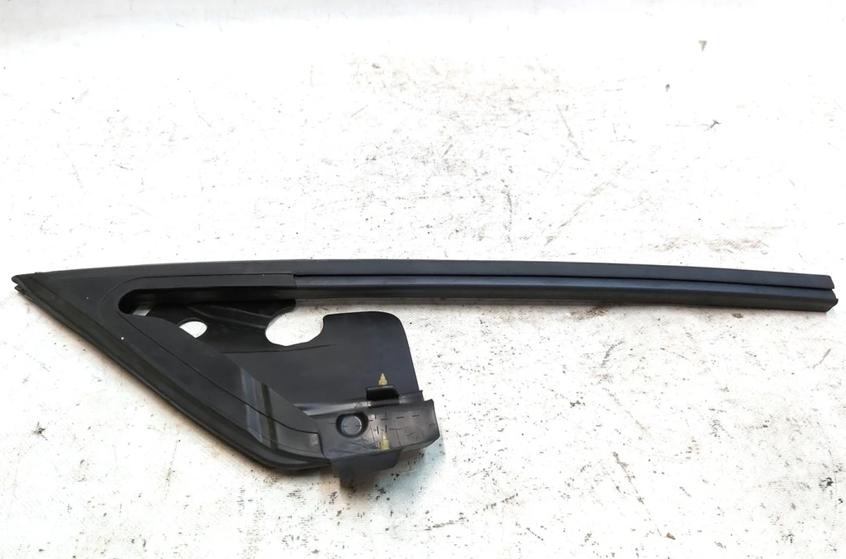 1 Ущільнювач кватирки дверцят передньої лівої з пошкодженням Tesla model Y 1500066-00-С