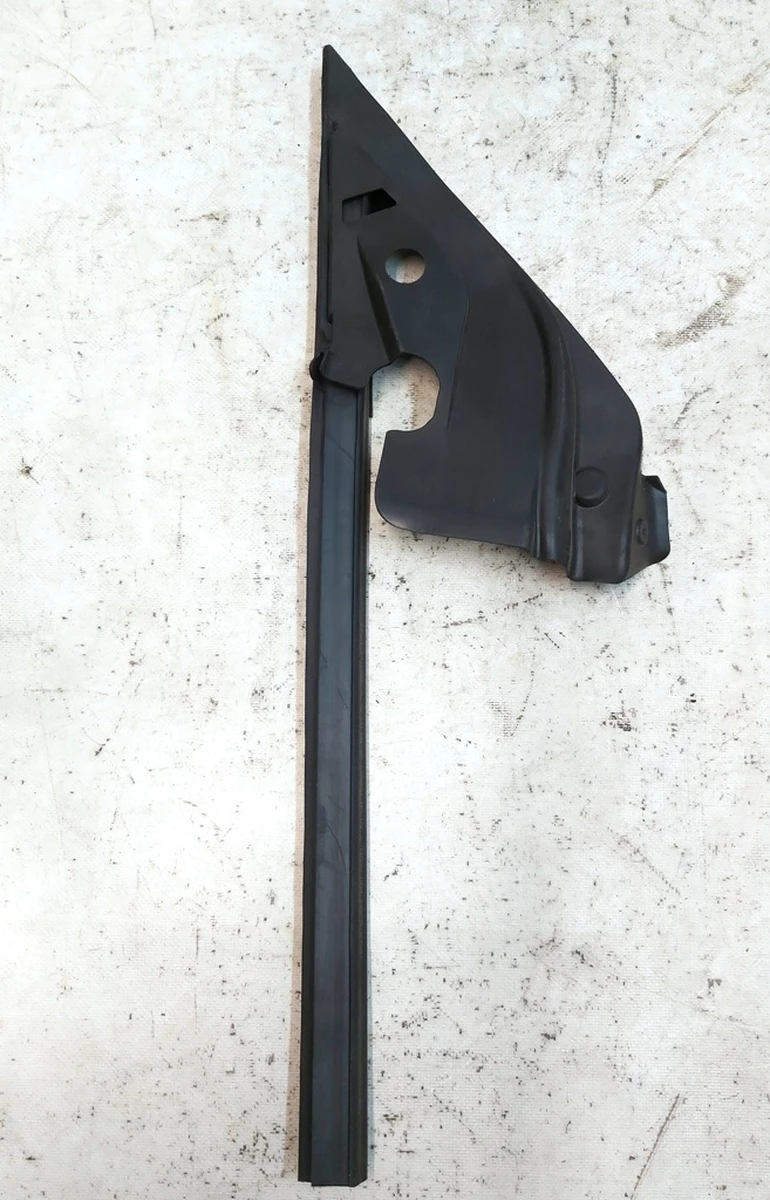 1 Ущільнювач кватирки дверцят передньої лівої з пошкодженням Tesla model Y 1500066-00-С