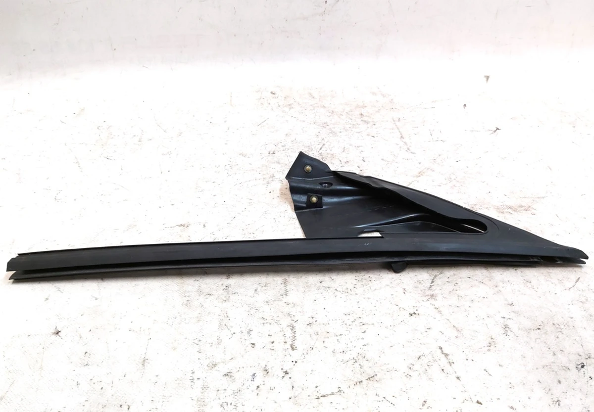 1 Ущільнювач кватирки дверцят передньої лівої з пошкодженням Tesla model Y 1500066-00-С