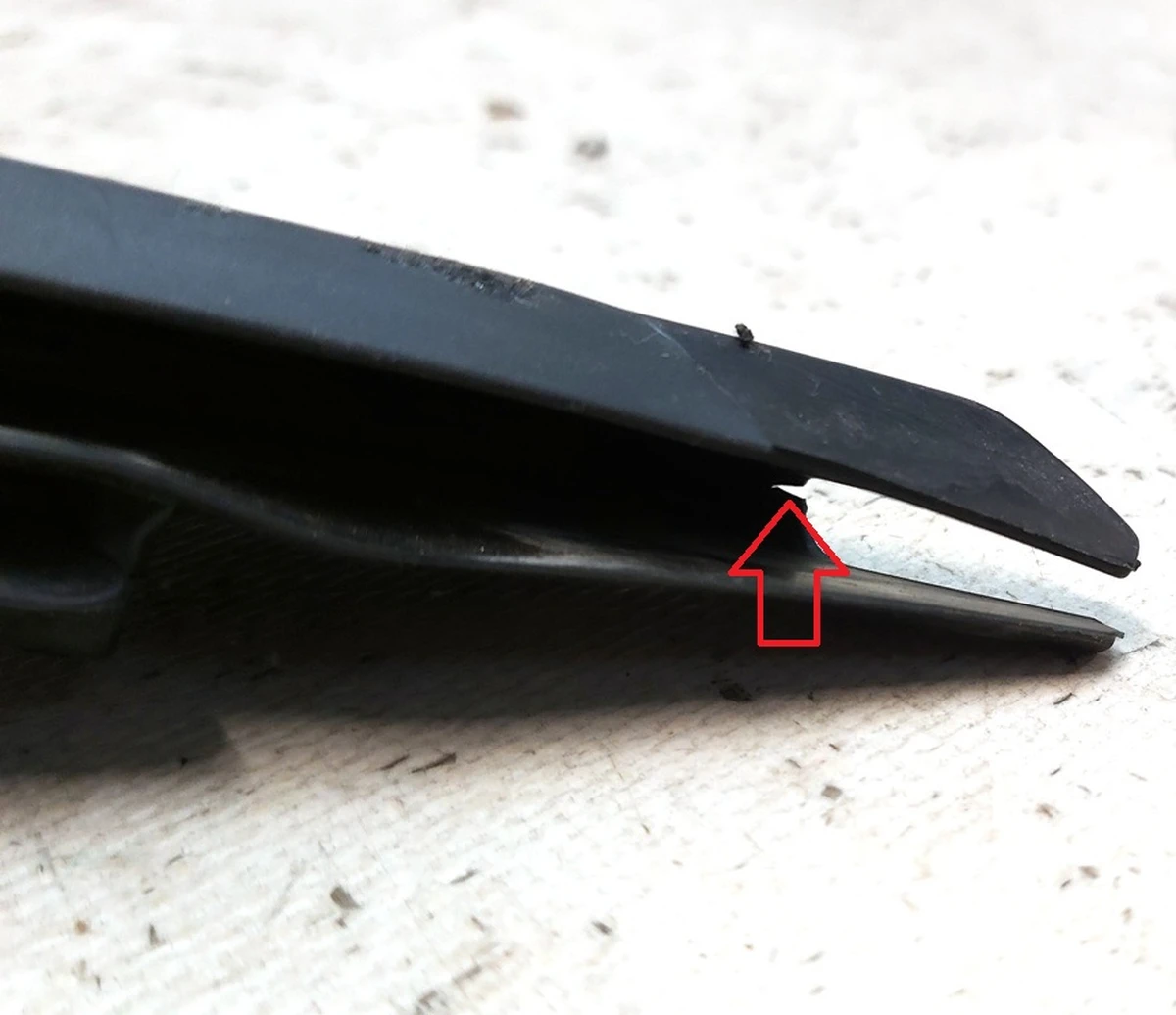 1 Уплотнитель форточки двери передней левой с повреждением Tesla model Y 1500066-00-С