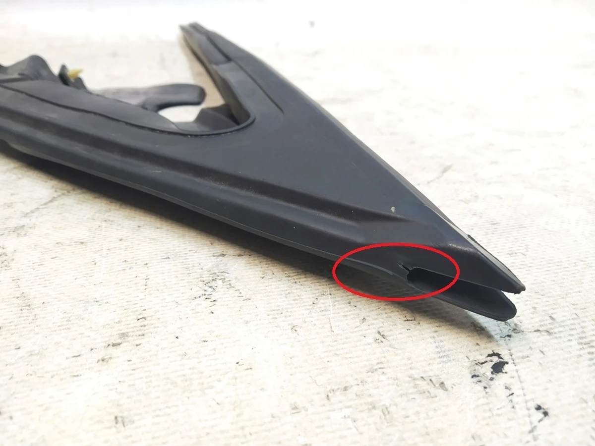 1 Уплотнитель форточки двери передней правой Tesla Model Y 1500067-00-C