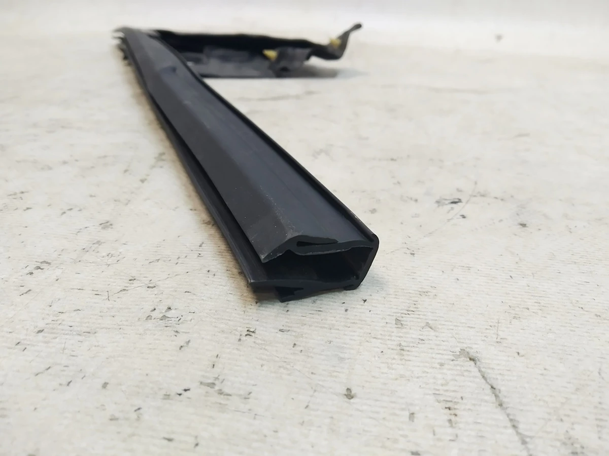 1 Уплотнитель форточки двери передней правой Tesla Model Y 1500067-00-C