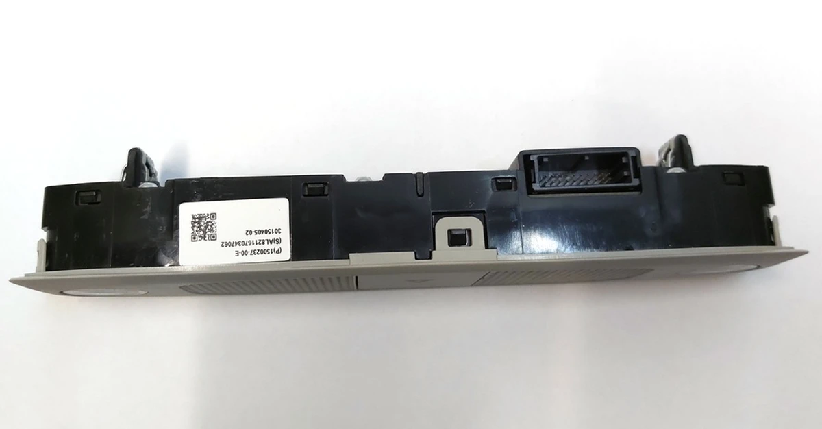 4 Панель освещения с микрофоном и кнопкой аварийного сигнала передний (в сборе) Tesla model Y 1500237-00-E