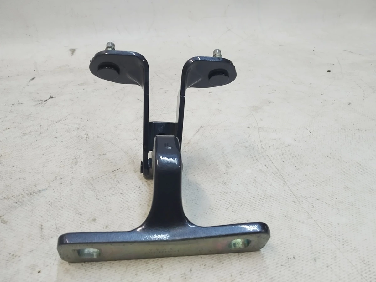 1 Петля кріплення кришки багажника (ляди) ліва PMNG Tesla model Y 1500494-00-A