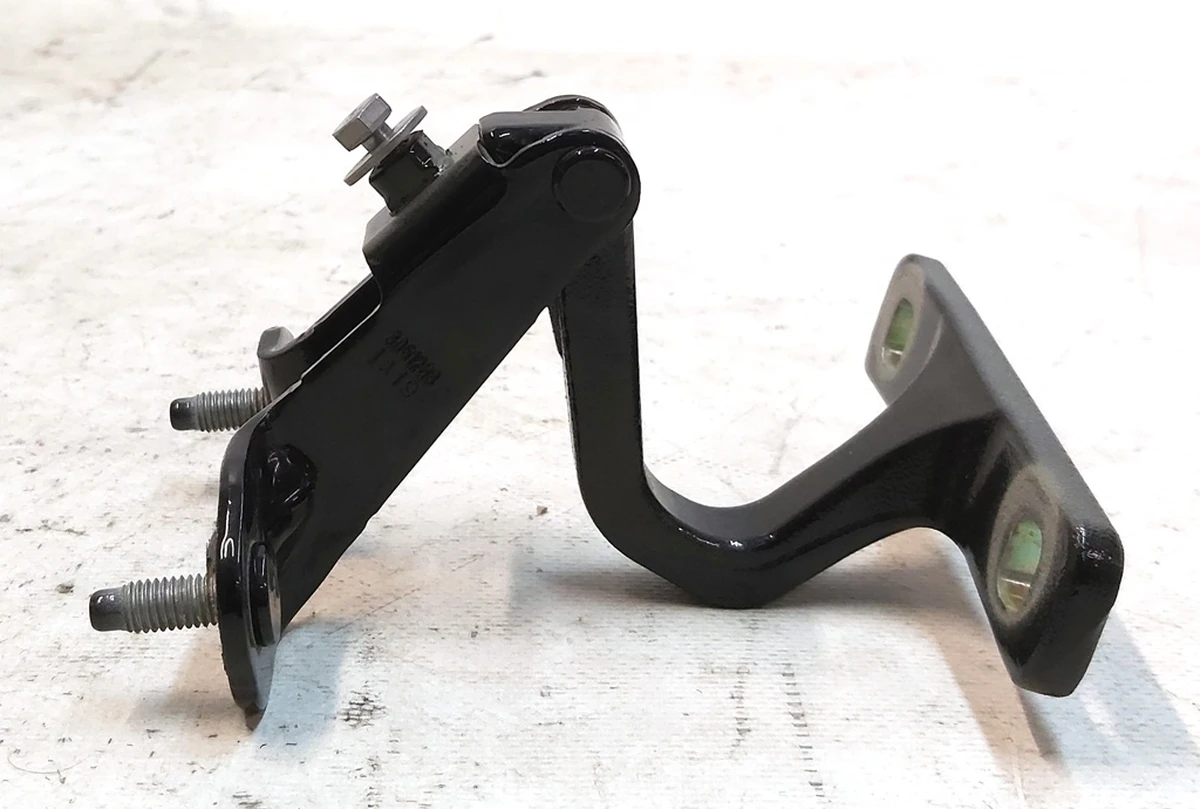 1 Петля крепления крышки багажника (ляды) левая PBSB Tesla model Y 1500494-00-A