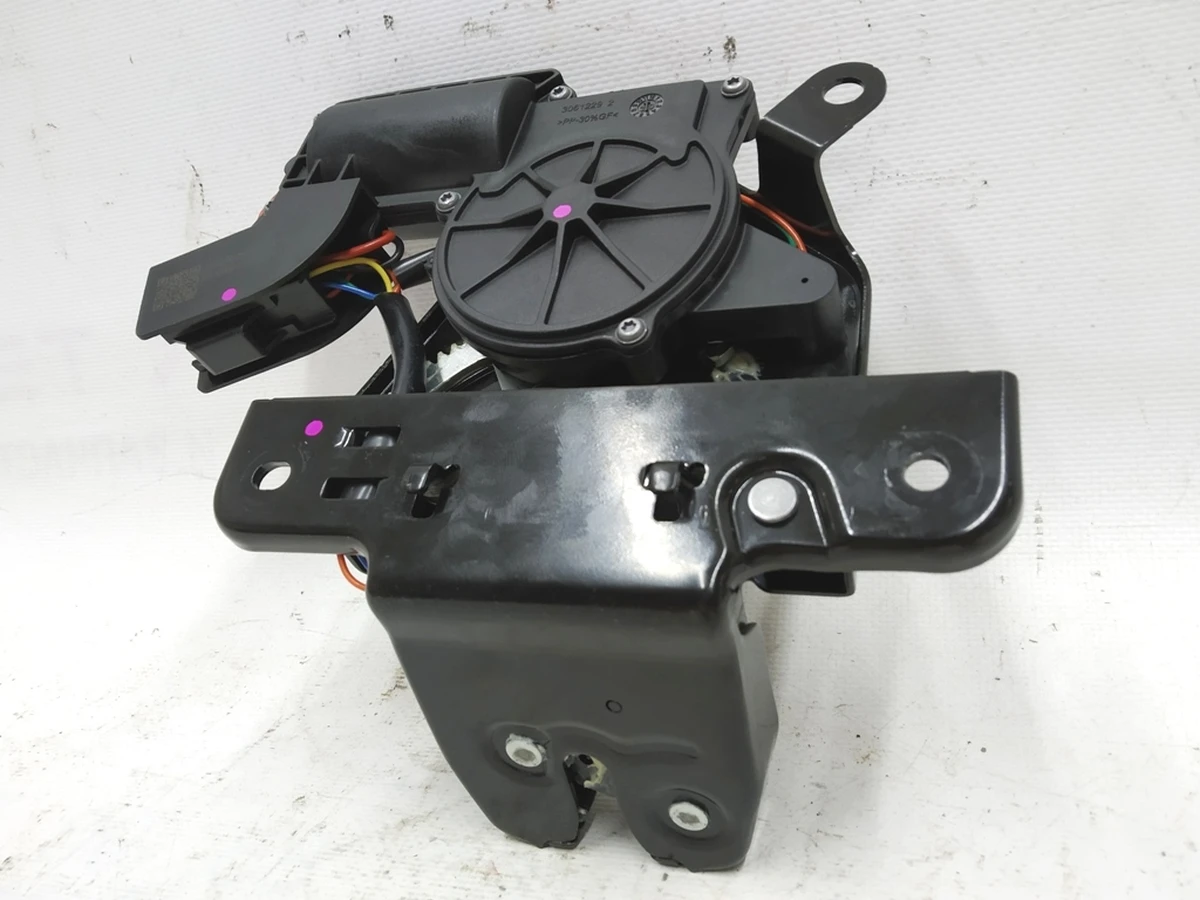 1 Замок багажника з дотяжкою Model 3, Model 3 Jan 2024, Model Y, Model Y Feb 2025 1500604-00-B