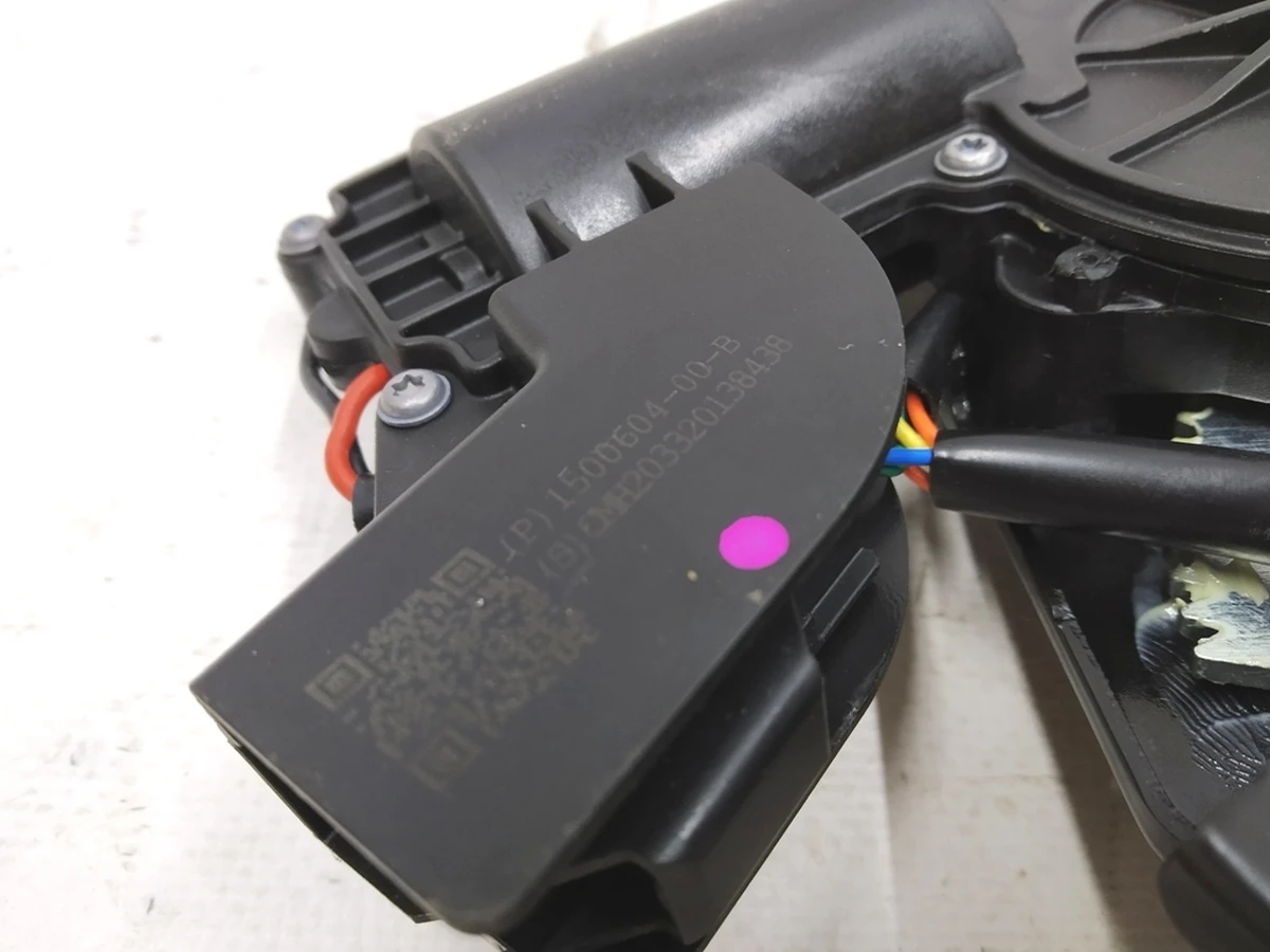 1 Замок багажника з дотяжкою Model 3, Model 3 Jan 2024, Model Y, Model Y Feb 2025 1500604-00-B