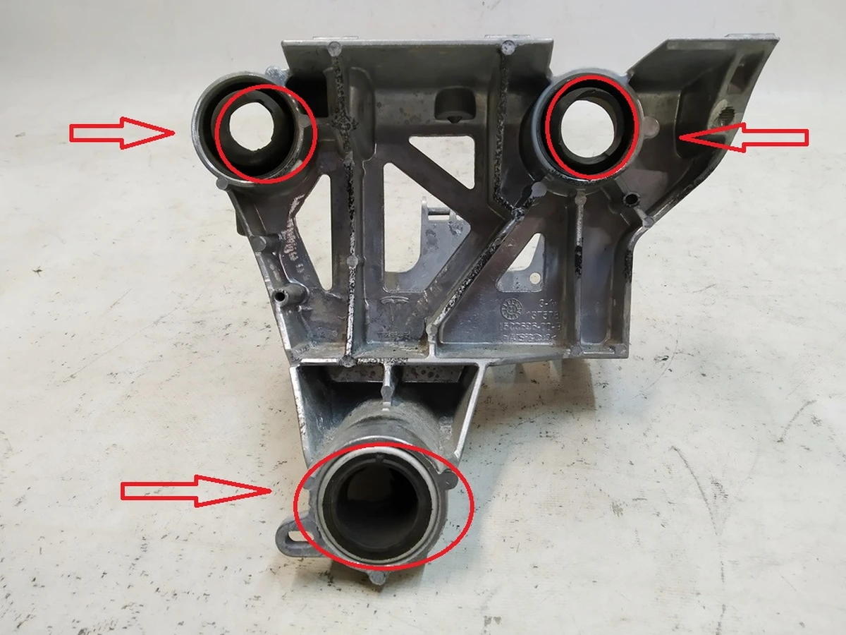 Кронштейн крепления АКБ в сборе поврежденный Tesla model 3, model Y 1119120-00-D