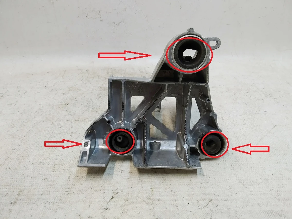 Кронштейн крепления АКБ в сборе поврежденный Tesla model 3, model Y 1119120-00-D