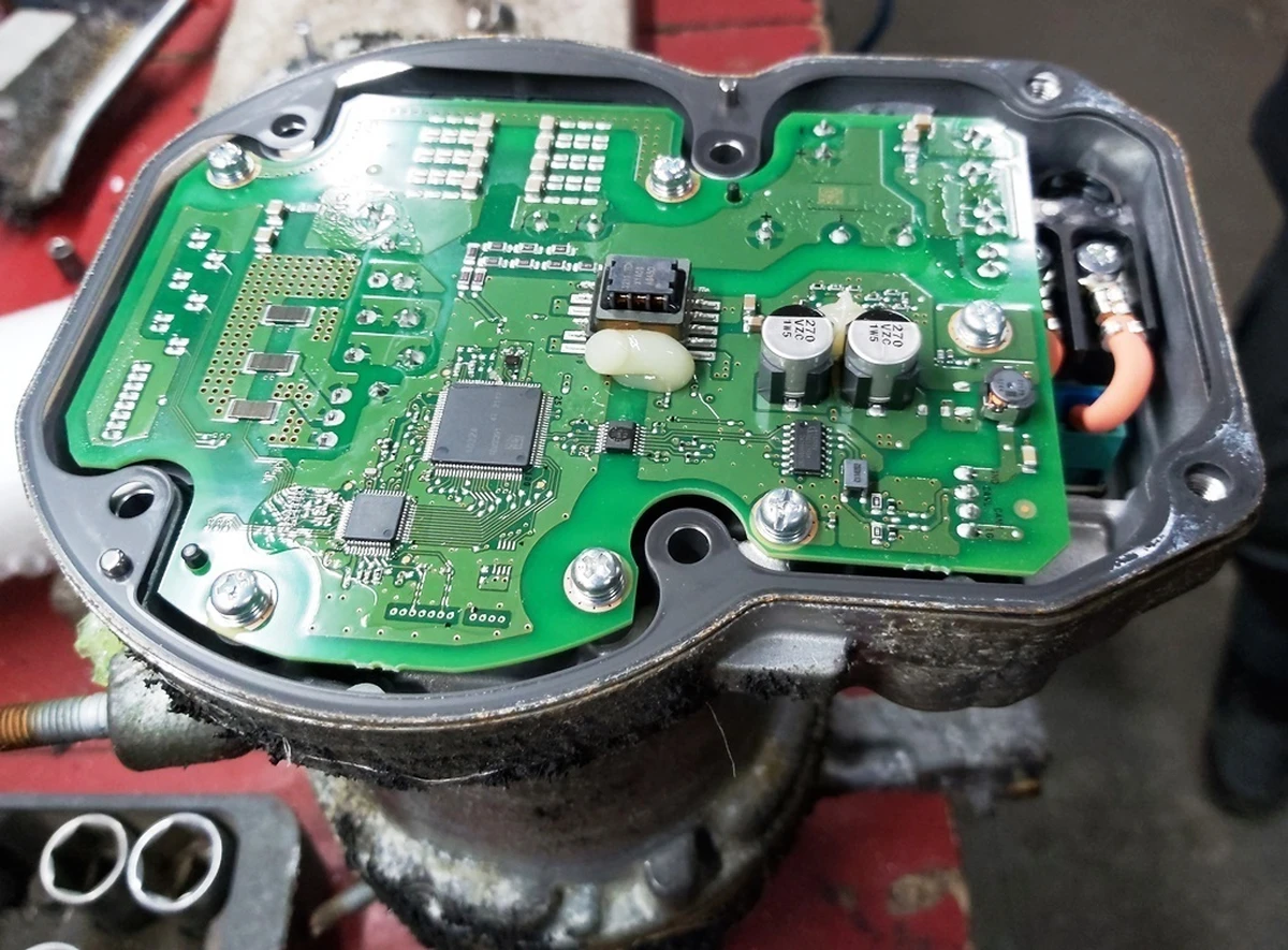 Компресор кондиціонера з кожухом із пошкодженням Tesla Model S Feb 2021, Model X Mar 2021, Model 3, Model 3 Jan 2024, Model Y 1501256-01-K з акустичним кожухом 1502213-00-C