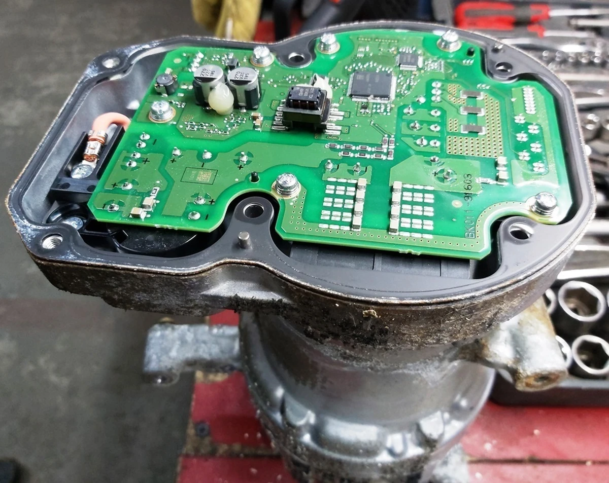 Компресор кондиціонера з кожухом із пошкодженням Tesla Model S Feb 2021, Model X Mar 2021, Model 3, Model 3 Jan 2024, Model Y 1501256-01-K з акустичним кожухом 1502213-00-C