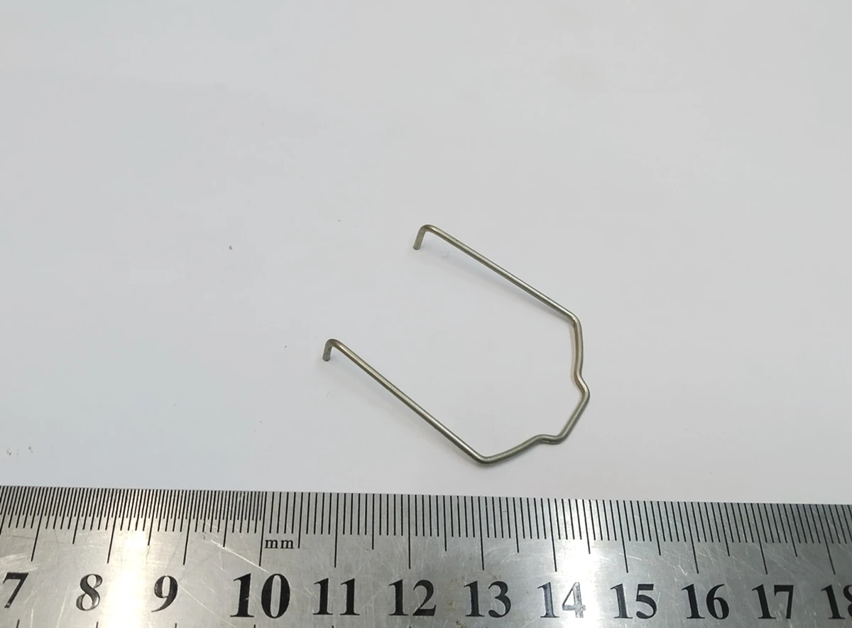 9 Скоба фиксатор патрубка системы охлаждения основной батареи Tesla Model 3, Model Y 1501334-00-D