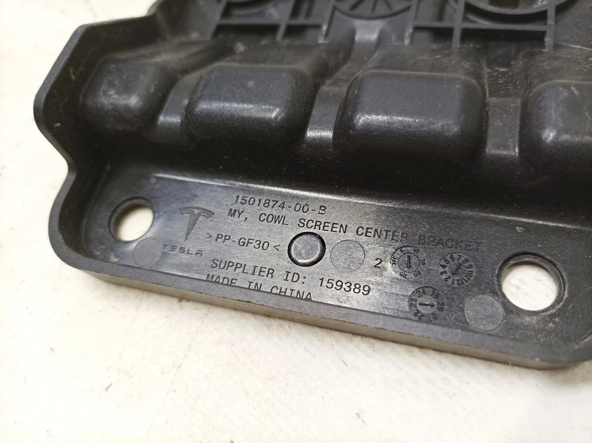 2 Tesla Model Y 1706670-00-B Wiper Cover Centre Underhood Bracket with Damage Tesla Model Y 1706670-00-B