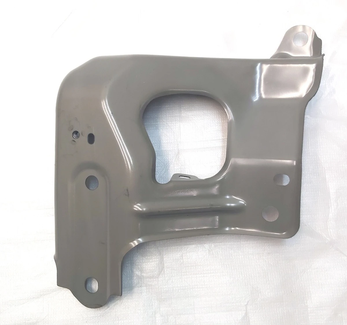 26 Кронштейн лонжерона правого крыла Tesla model Y 1487492-S0-A 1504590-S0-A