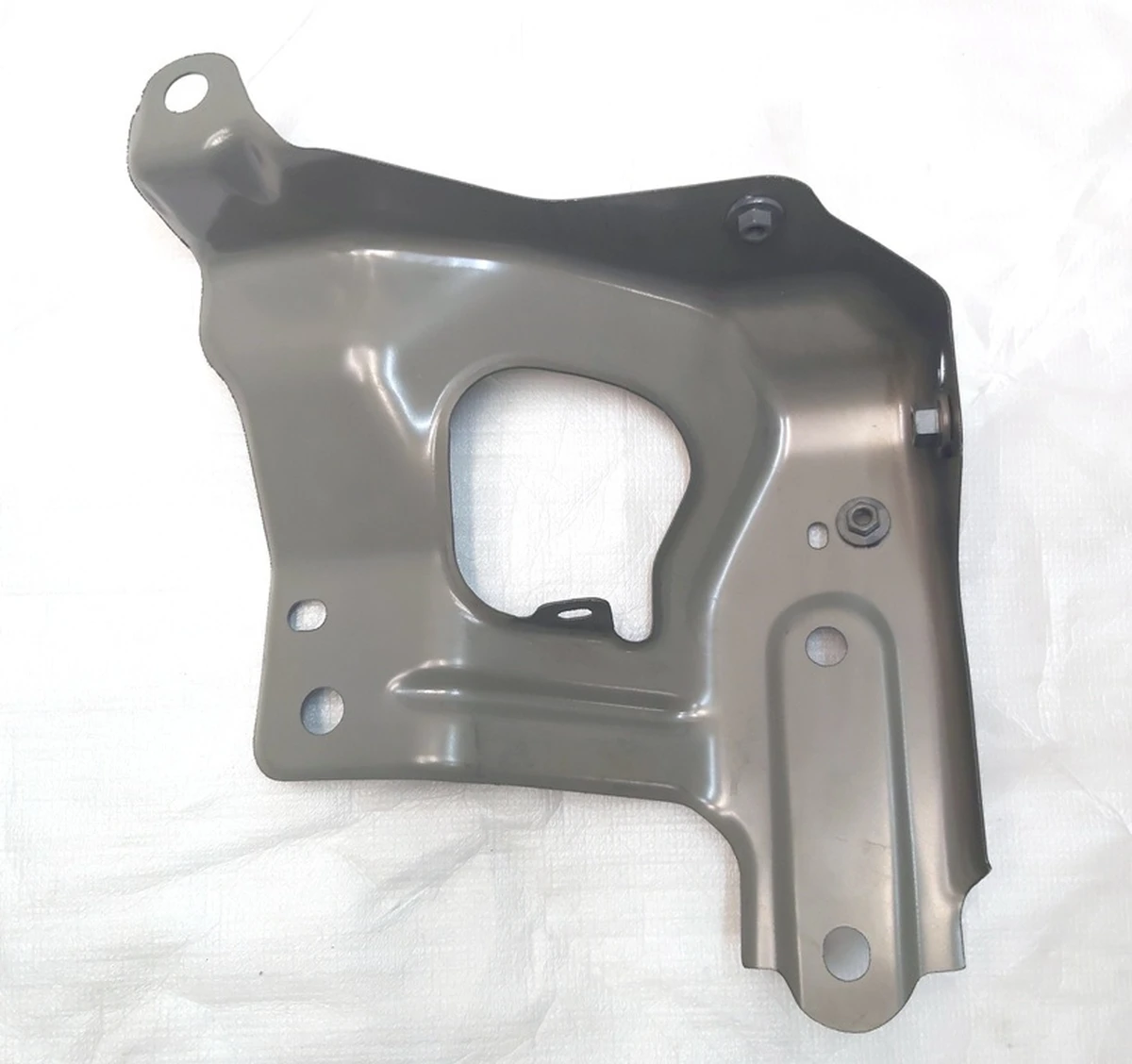 26 Кронштейн лонжерона правого крыла Tesla model Y 1487492-S0-A 1504590-S0-A