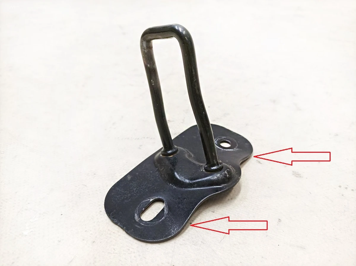 1 Петля замка капота одинарна низька (нового зразка) з пошкодженням Tesla Model 3, Model Y 1505712-00-B