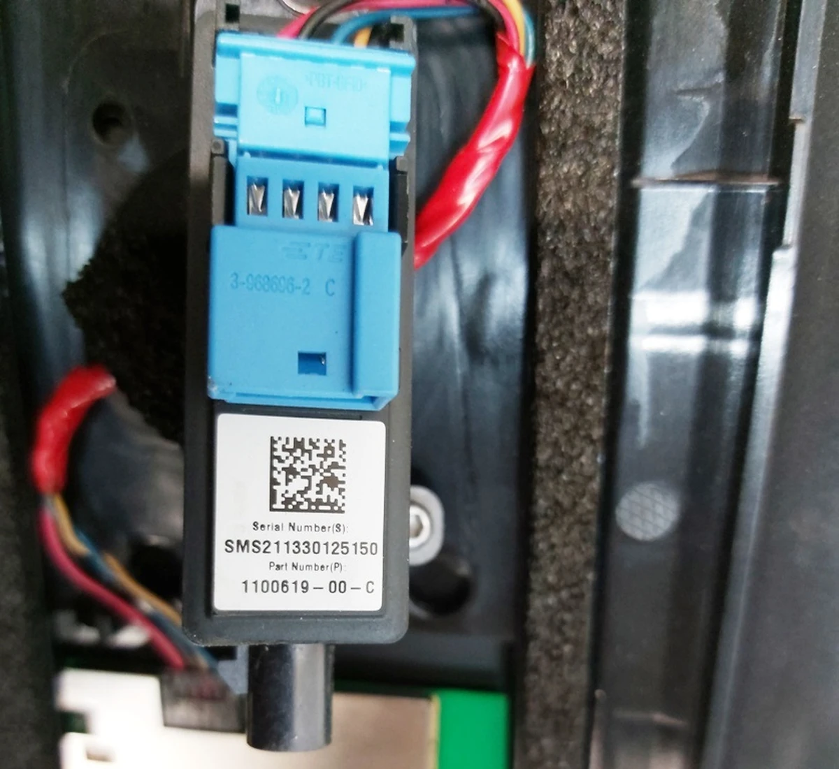 7 Накладка стійки B зовнішня права (скло) з камерою Tesla Model Y 1506886-00-H