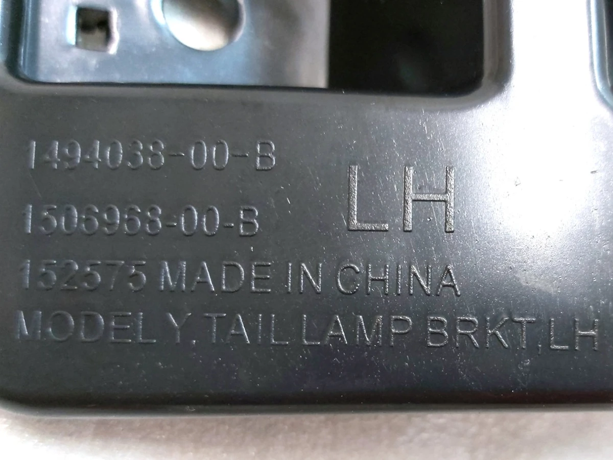 Кронштейн ліхтаря заднього лівого Tesla model Y 1506968-00-D