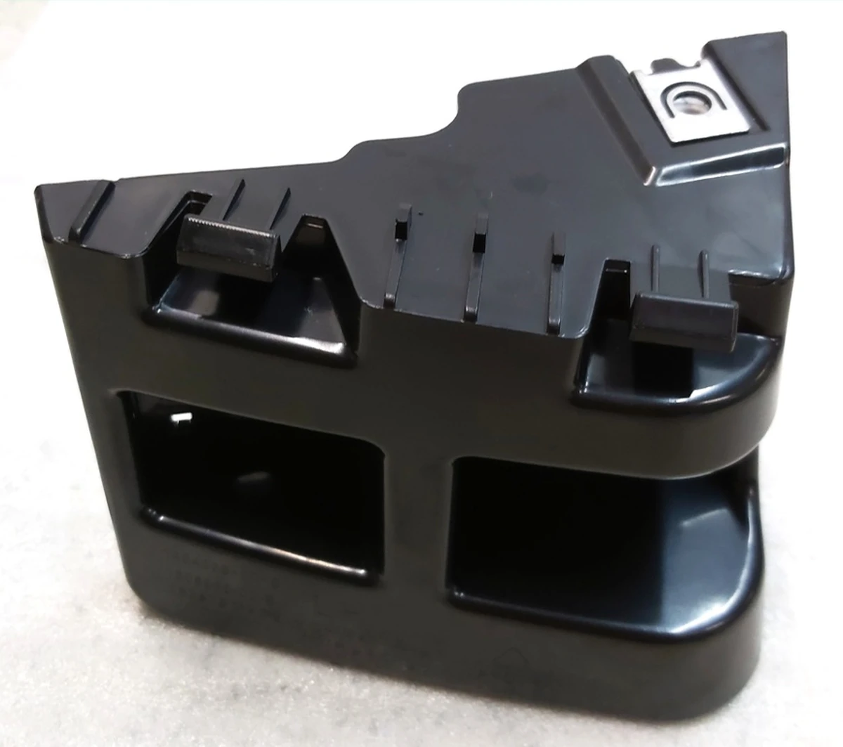 Кронштейн ліхтаря заднього лівого Tesla model Y 1506968-00-D