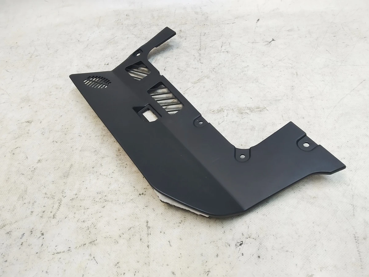 3 Панель ниши для ног пассажира верхняя (повреждение) Tesla model Y 1507073-00-C