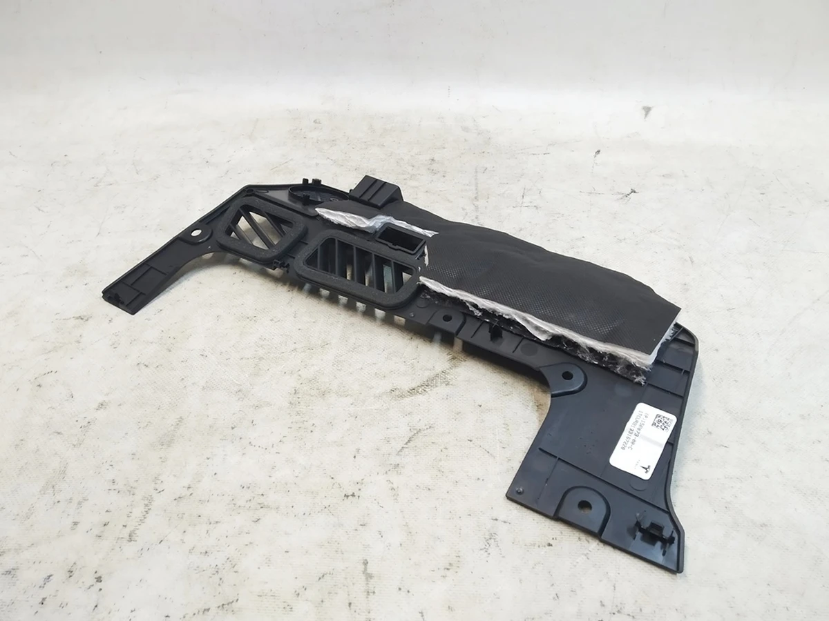 3 Панель ниши для ног пассажира верхняя (повреждение) Tesla model Y 1507073-00-C