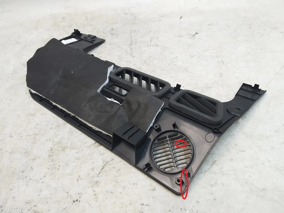 3 Панель ниши для ног пассажира верхняя (повреждение) Tesla model Y 1507073-00-C