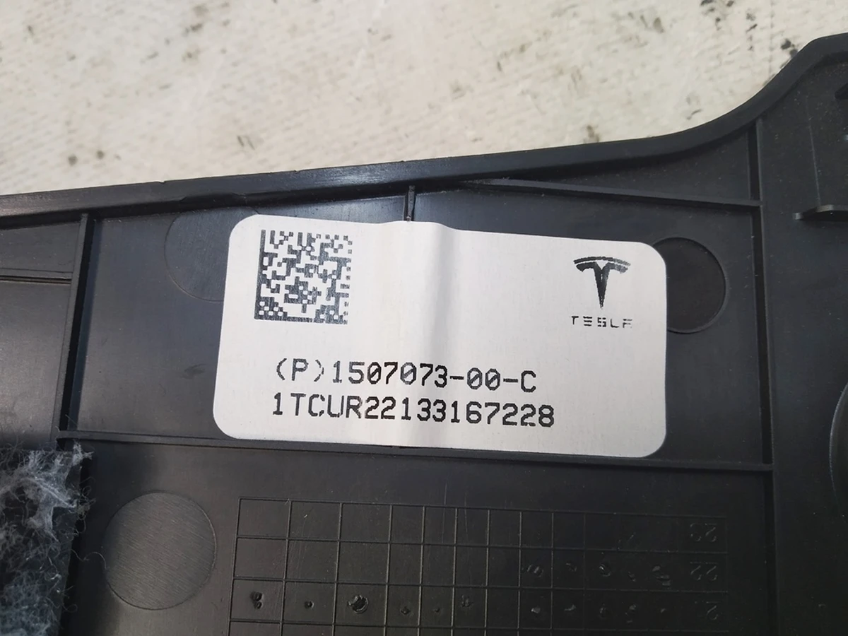 3 Панель ниши для ног пассажира верхняя (повреждение) Tesla model Y 1507073-00-C