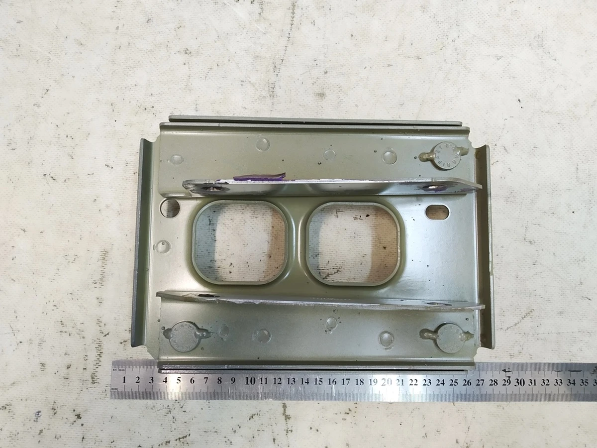 1 Кронштейн крепления усилителя заднего бампера левый в сборе Tesla model Y 1507955-S0-A