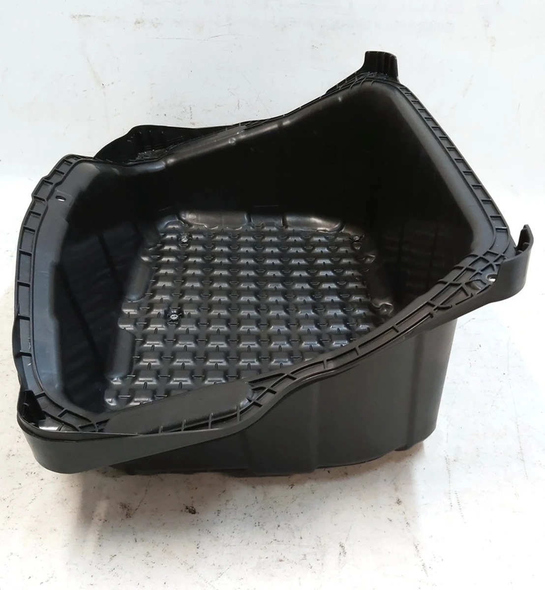 Багажник задній (пластик) з нижнім ущільнювачем по периметру в зборі Tesla model Y 1508656-99-E