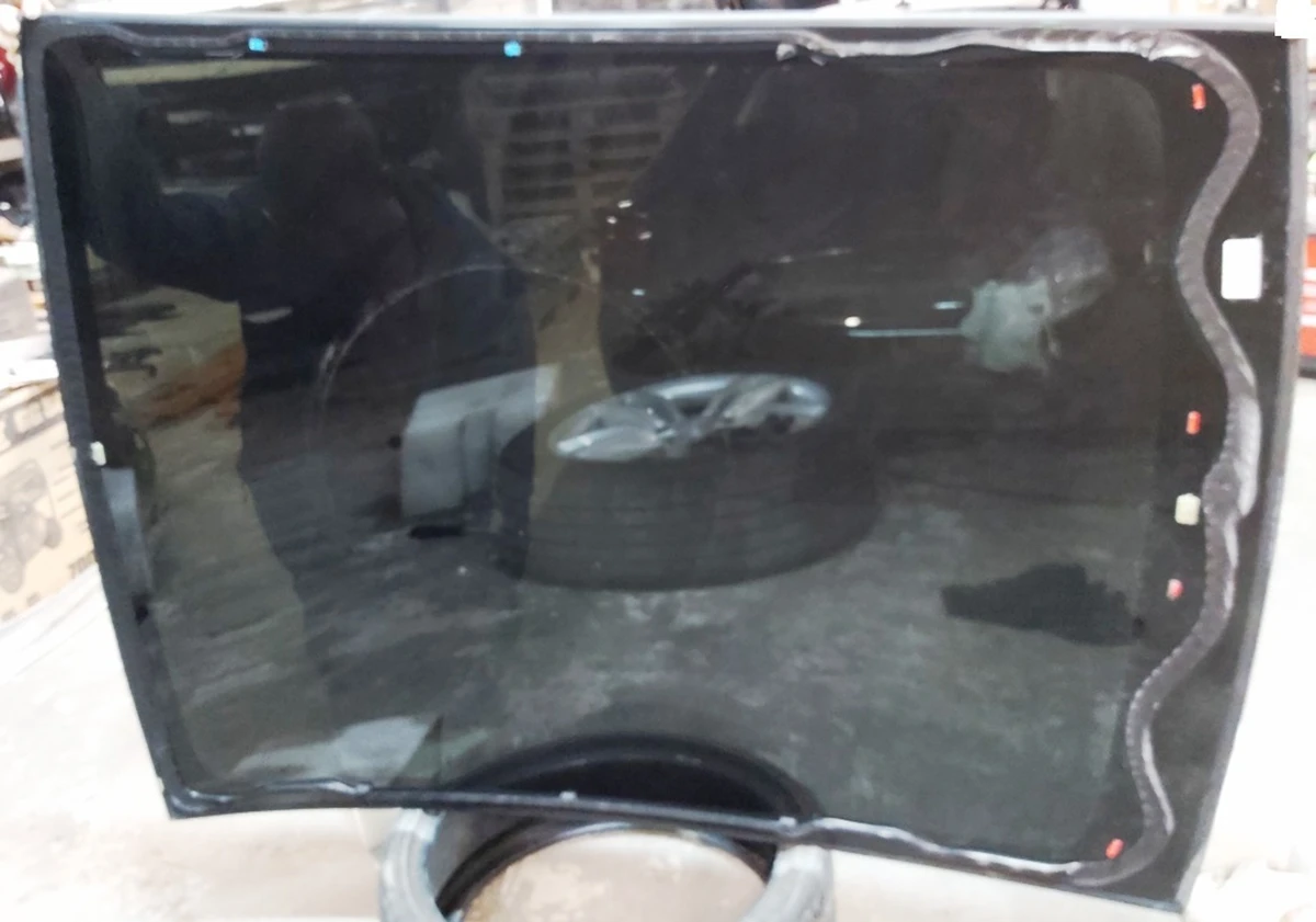 1 Стекло панорамы среднее Tesla model Y 1509131-00-D