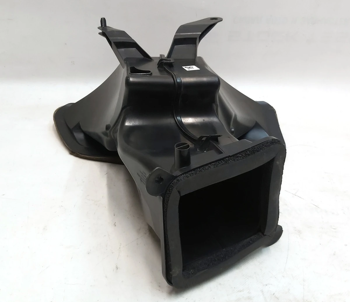 3 Повітрозабірник пічки (кліматичної установки) зовнішній впускний Tesla Model Y 1509536-00-B