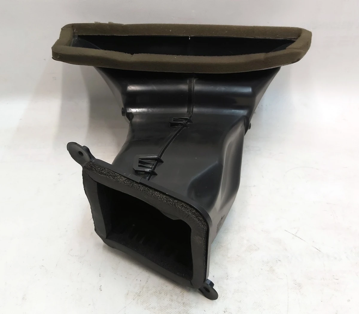 3 Повітрозабірник пічки (кліматичної установки) зовнішній впускний Tesla Model Y 1509536-00-B